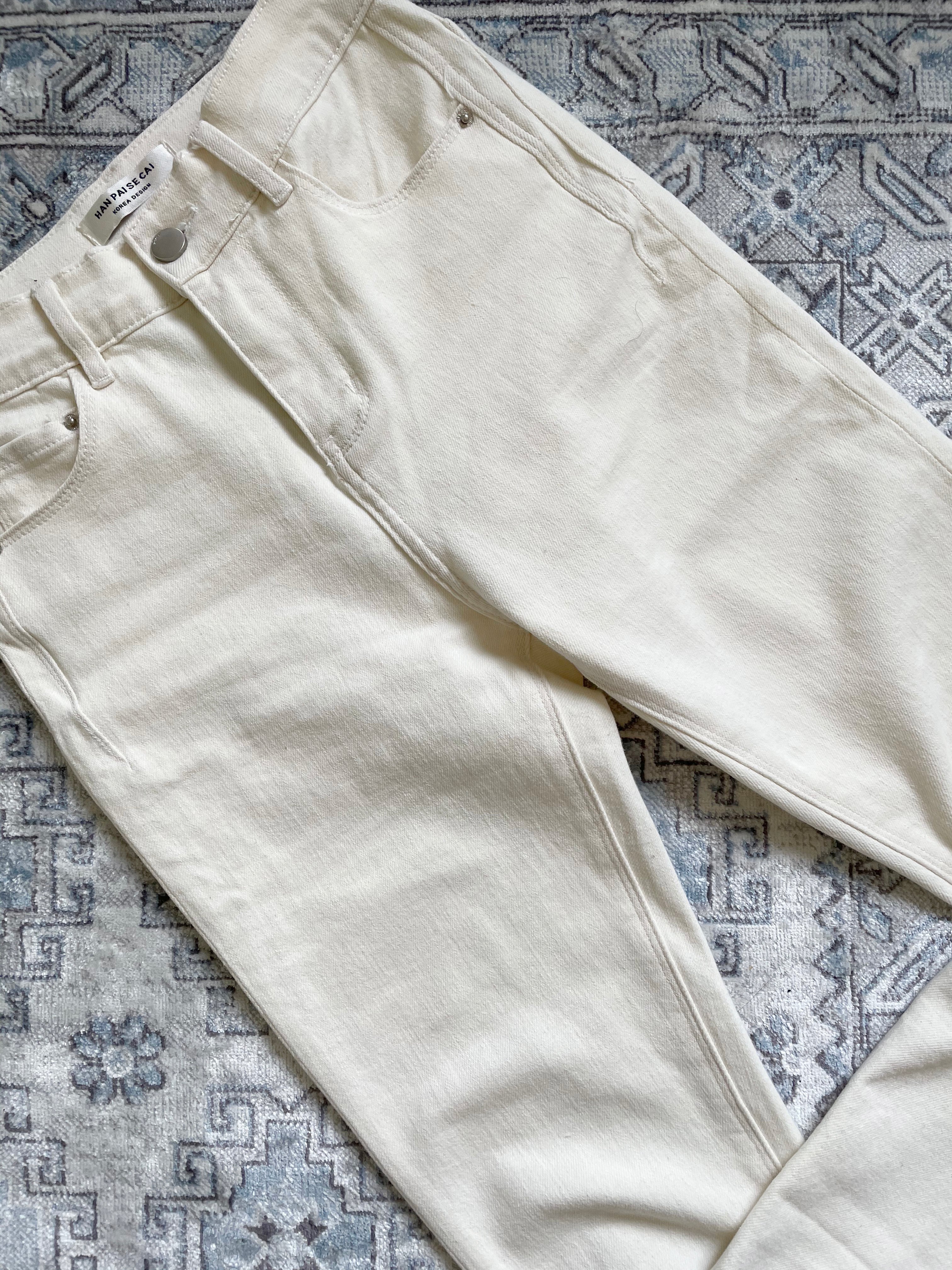 Cream-colored slim fitted jeans 620HKD